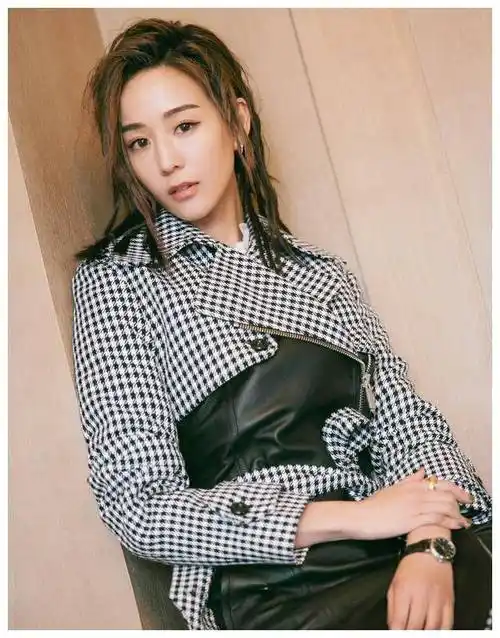 张钧甯身穿花瓣形u领裙高级冷艳,而拼接风衣配蕾丝俏皮性感!