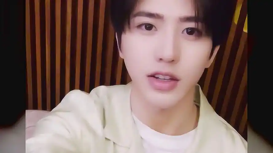 帅气自拍蔡徐坤壁纸,最爱的坤坤出现了