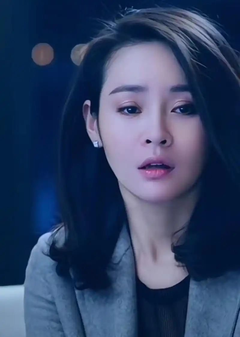 于明加,初识她是在电视剧[门第]里,第一眼不是很惊艳,但却显得特别的