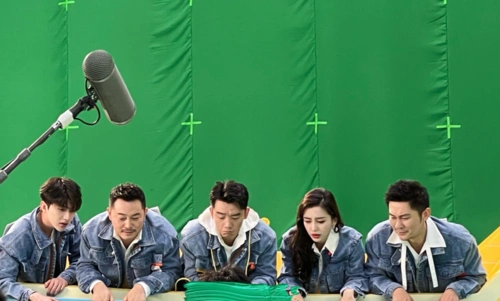 跑男9宣传片花絮:其他成员都紧挨着,只有李晨沦落边角位!_腾讯新闻