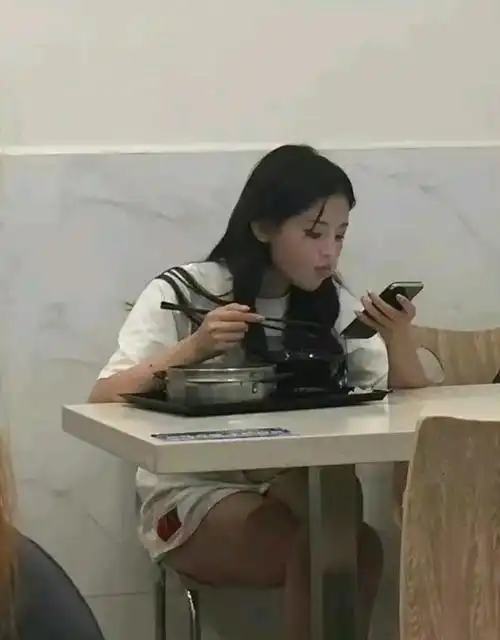 网友拍到杨超越打工时期在沙县吃饭(图源:网络)