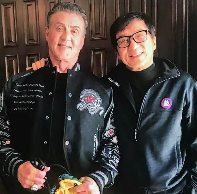 史泰龙和成龙合影,两人可是老朋友了,很早之前就相识,两人最近在一起