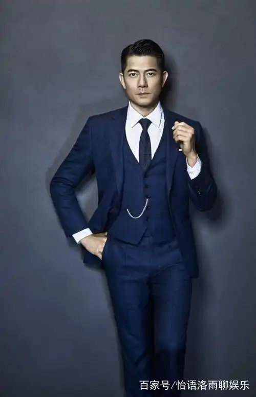 郭富城在西服上别"蓝花"不够,还露"爷爷袜",与方媛大秀恩爱