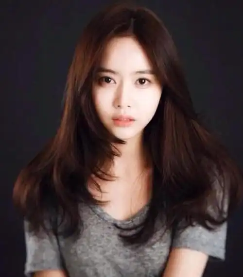 轻薄式的齐刘海,这样的中长发发型发型是很长的,再把发尾的头发给打得