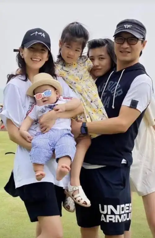 章子怡的美国前男友满脸白胡瘦骨嶙峋如今活成这样