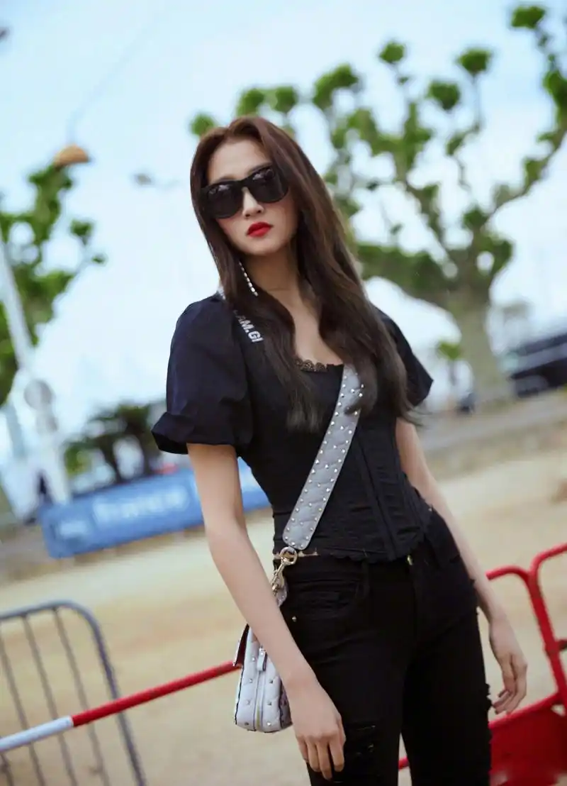 关晓彤1千4吊带裙配7千5凉鞋好身材遮不住网友羡慕长腿