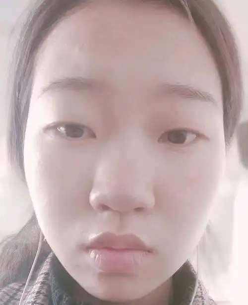 你可以看到塌鼻子的女生有多自卑.