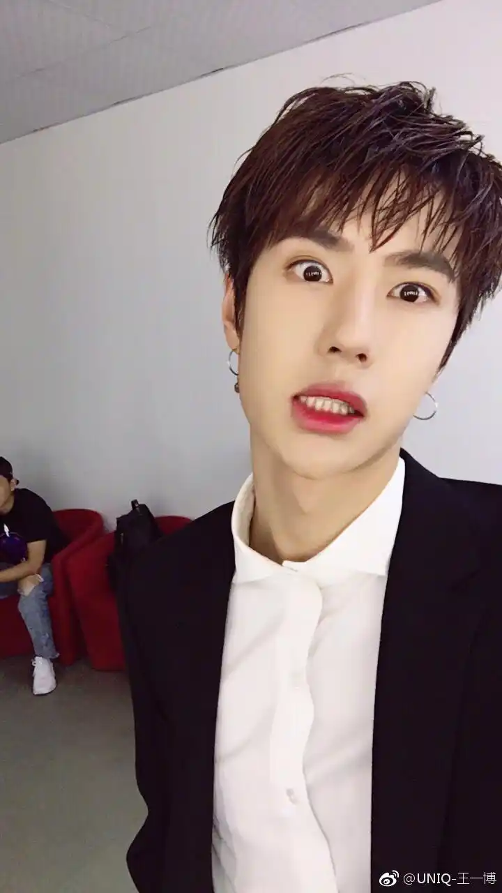 王一博分享200601甜甜的那年今日微博晒自拍宣言不过六一小蜘蛛造型