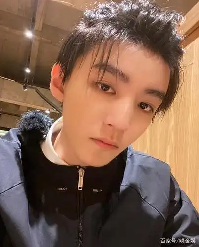 王俊凯晒新照:日常生活里掀起刘海露出额头,展现自己另一面形象