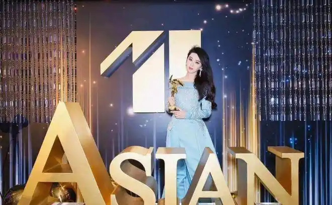 范冰冰在日本成功复出广告铺满街道就是尺度有点大