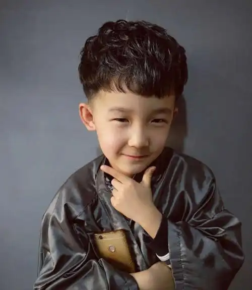 小男孩卷发