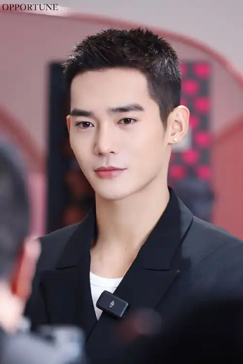 今天出席品牌活动的于适,寸头大帅哥00#于适寸头生图##于适寸头配