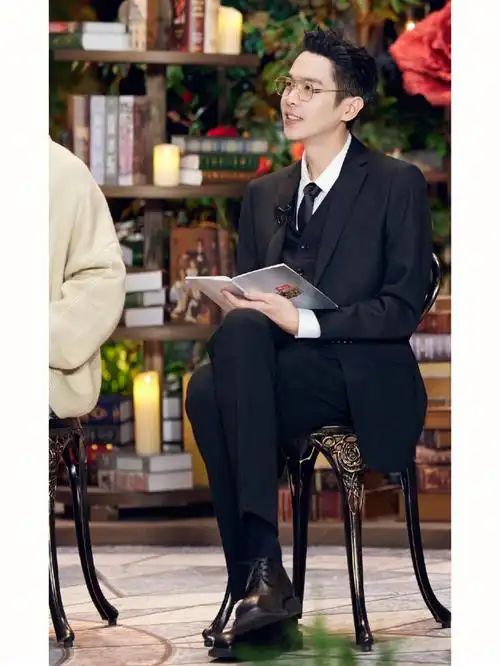 张若昀皮鞋黑袜