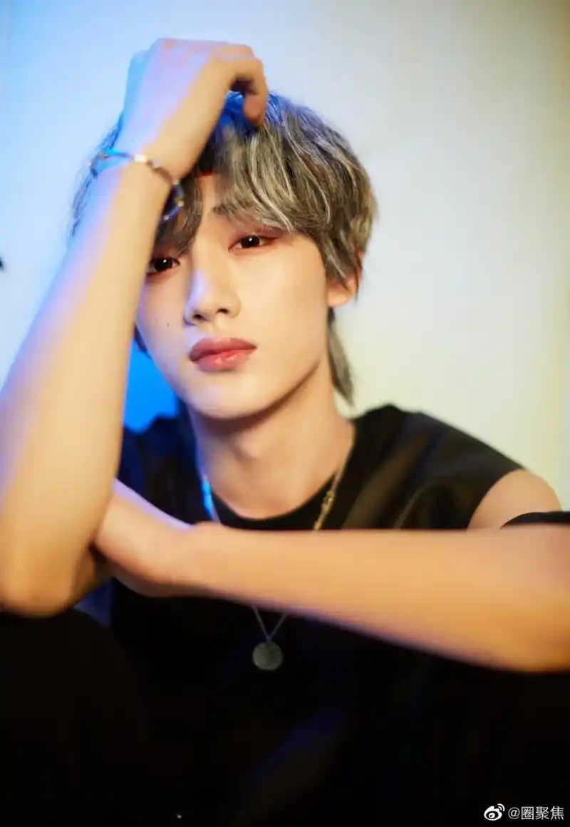 丁程鑫是各种发色都可以hold住的帅哥啊[期待]果然脸长得好看什么发型