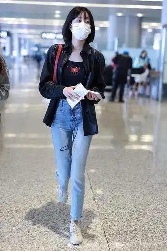 组图:李溪芮穿紧身牛仔裤大秀美腿 齐肩短发随风飘逸自带气场