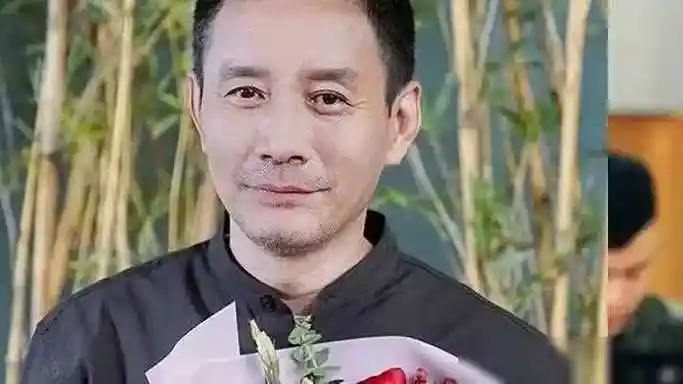 田小洁携妻子江珊女儿逛街,继父爱溢于言表!网友感动无限_腾讯新闻