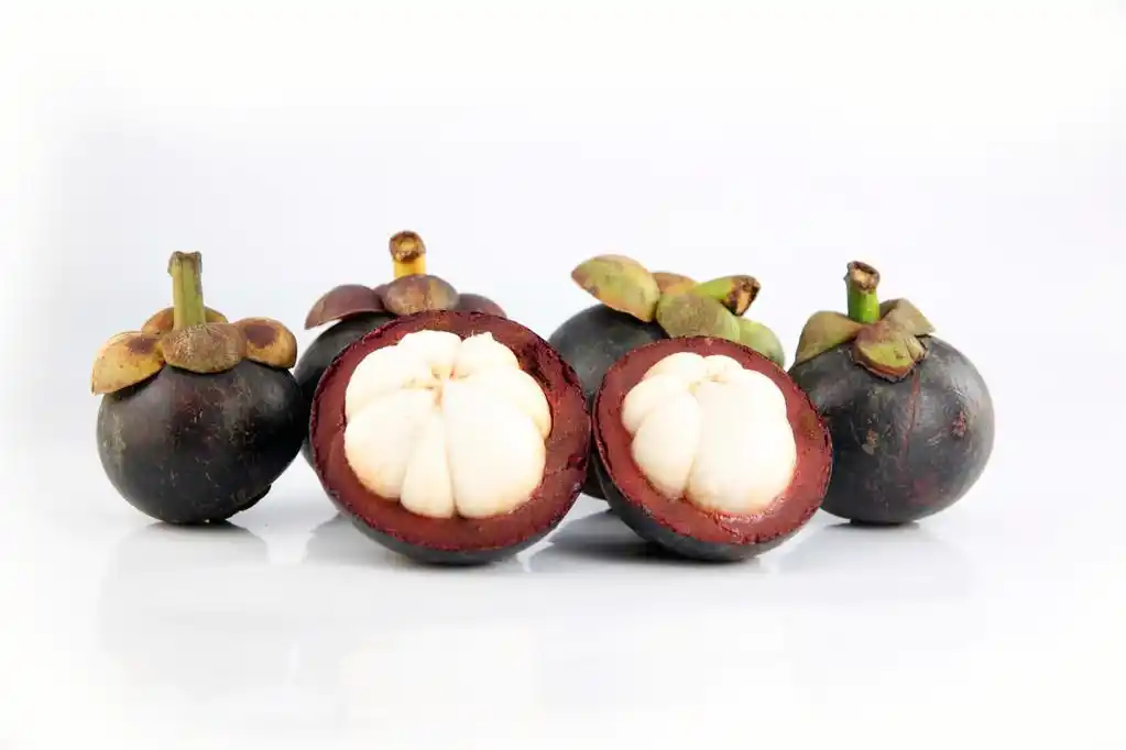 在白色背景上的切片山竹.