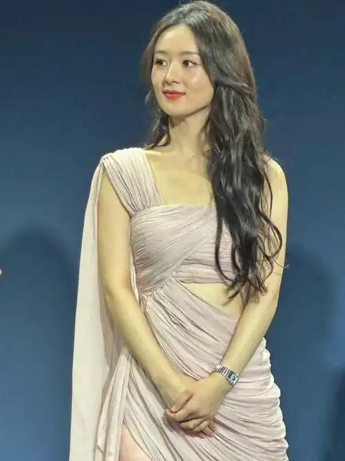 赵丽颖终究还是老了,活动生图看着脸上的肌肉好松弛,脸不像年轻时紧致