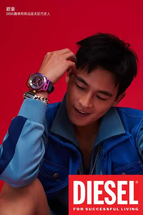 在发布的全新形象大片中,欧豪身着diesel 2021秋冬系列,佩戴diesel