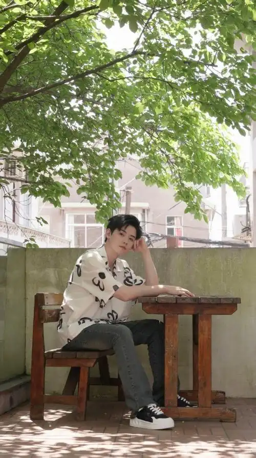 任豪poi超话#任像记录册#    春未尽,夏初临.