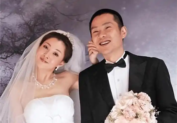 她是演员中的女富豪,多辆豪车轮流开,如今45岁却活得像20岁_殷桃