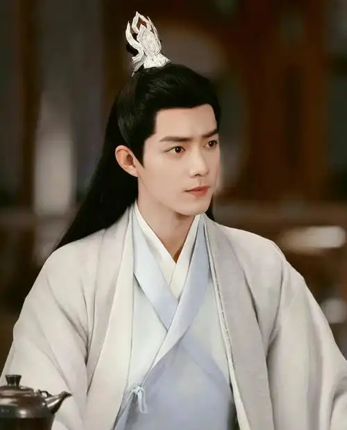 除了这部古装剧的配音工作肖战还完成了将近30个代言合作的广告拍摄