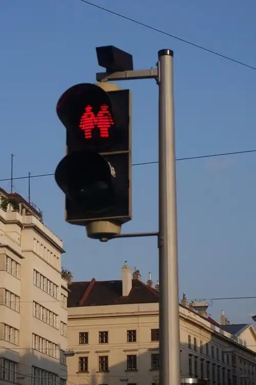 red stehen, green gehen – viennas same love traffic lights