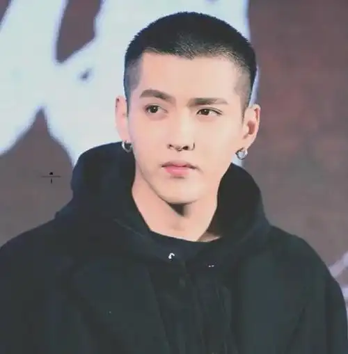 吴亦凡事件再掀波澜:都美竹写手反水,指控诈骗引发网友热议|乐器|嘻哈