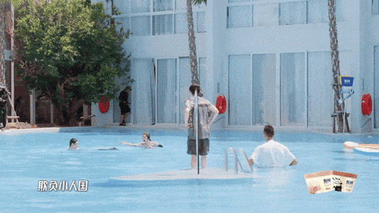 鹿晗 这谁的裤子啊##哈哈哈哈哈