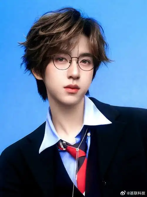 贺峻霖首次脱稿主持##贺峻霖蓝西装少年感