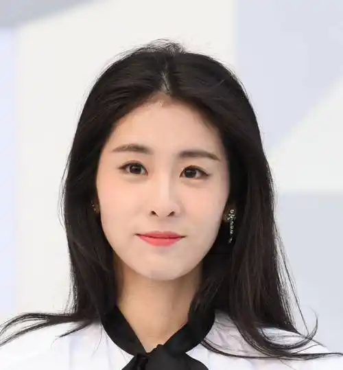 张碧晨默默生女,录综艺直接素颜出镜,肌肤状态完全不像生过孩子_眼睛