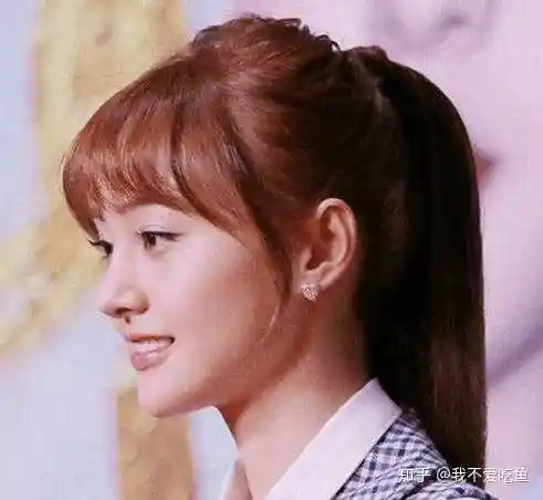 请问女生的发型中,刘海两边的鬓角位置的这两缕头发叫什么?