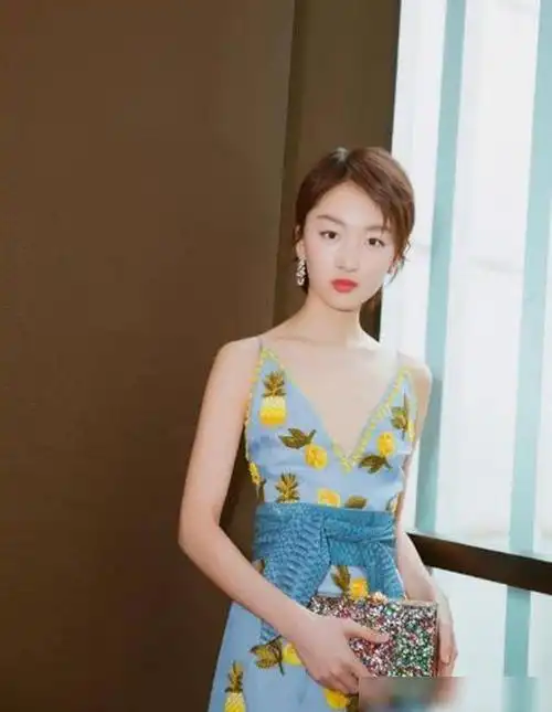 太佩服周冬雨了干瘪身材也能穿得高级又气质平胸一样美成仙