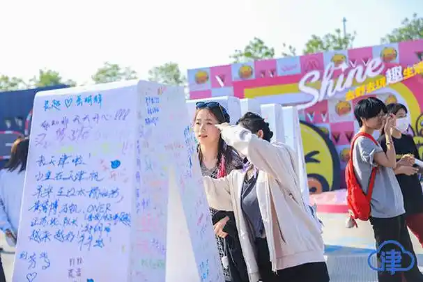 全场迎来一次又一次大合唱,尤其在夜色之中,无数的应援棒,闪光灯随着