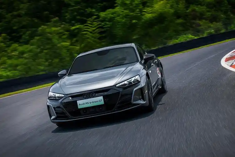 奥迪首款纯电gt跑车rsetrongt上市售价14688万元