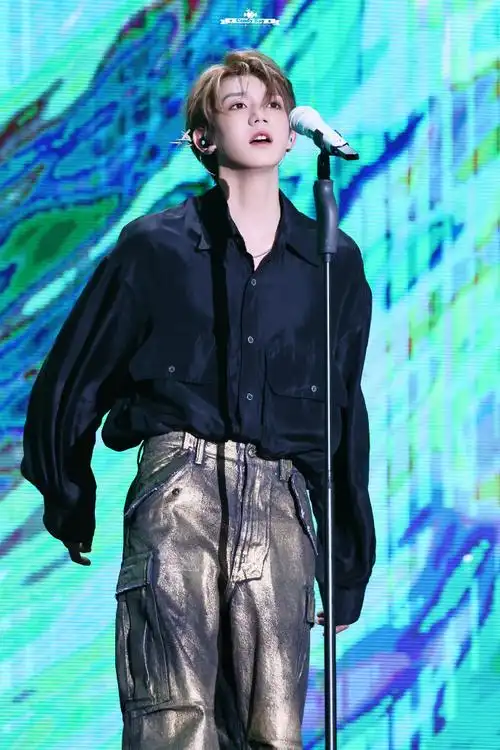 王源放下话筒之后还在唱##王源好像小王子