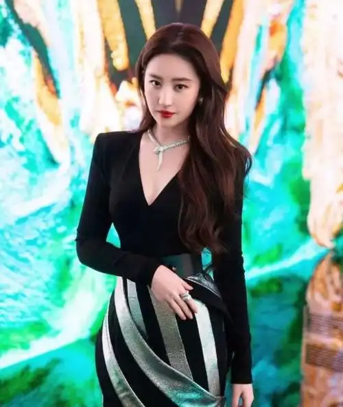 刘亦菲活动生图美出圈腿长腰也细果然女明星只是胖着玩玩