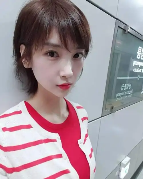 超好看的短碎发型图片女