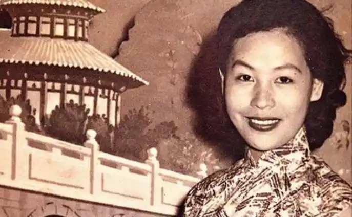 别看如今的她非常的刺眼,实则在年轻的时候,黄夏蕙也是一个娇滴滴的