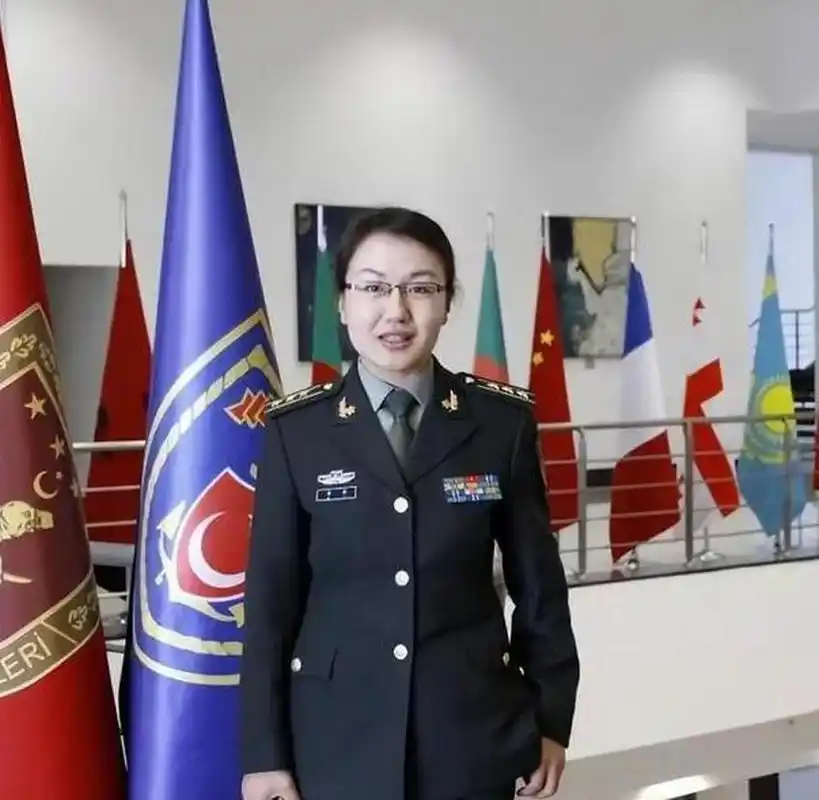 火箭军女神李莉,国防大学教授,被军迷誉为美女军事评论家.