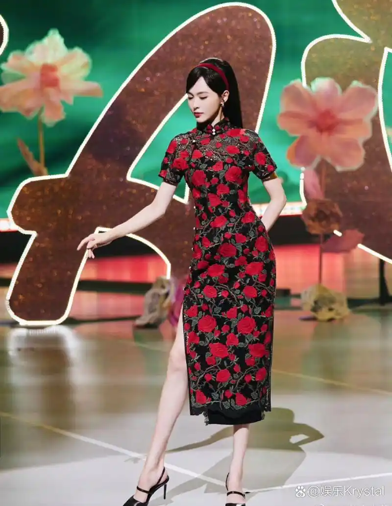 高开叉旗袍就得唐嫣这么穿才性感!