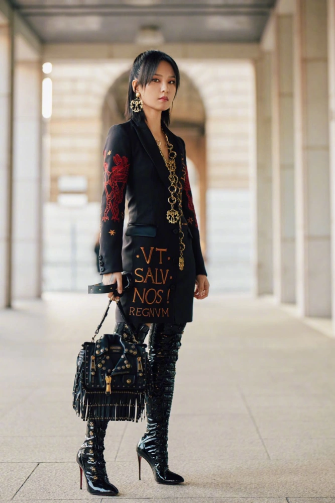 周笔畅终于换新穿搭风格,波波头搭西服裙装女人味十足