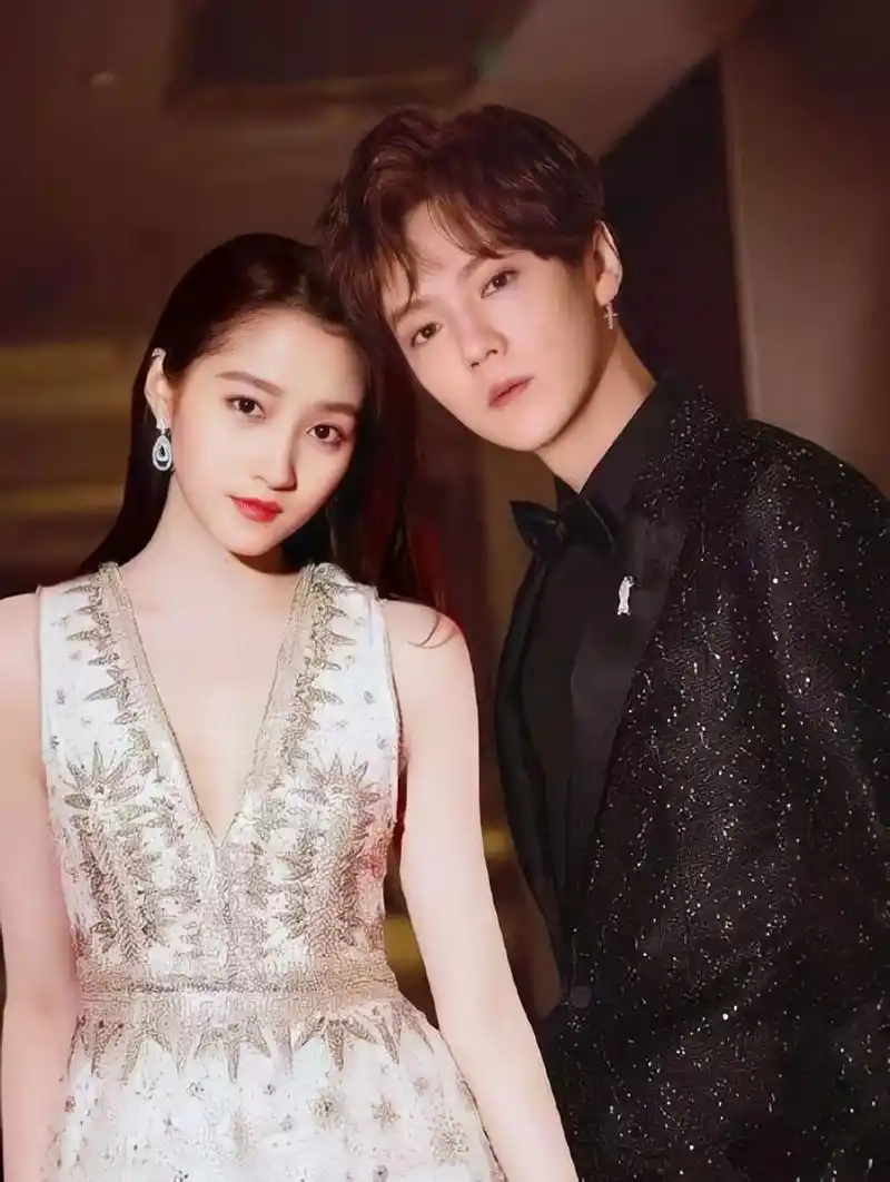 关晓彤中指戴戒指,疑似与鹿晗订婚  9月17日是关晓彤的生日,当天,鹿晗