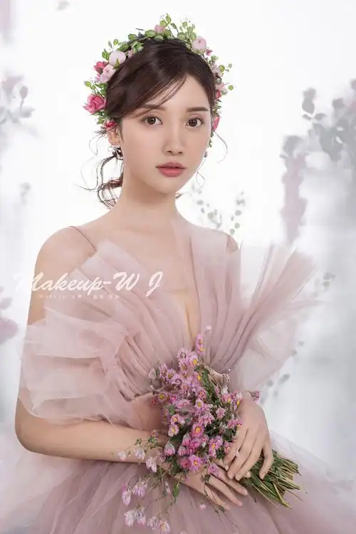 粉紫色鲜花新娘造型