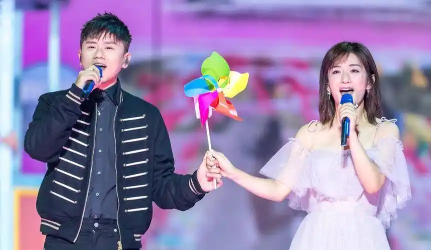 与谢娜贴脸合照超恩爱,网友:缺啥晒啥_爱情_祝福_时间