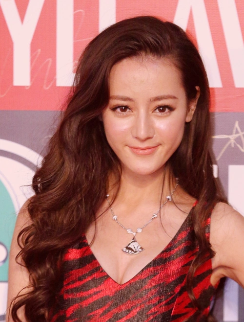 迪丽热巴五官太突出老的快,迪丽热巴最丑一个外型被指油光满面