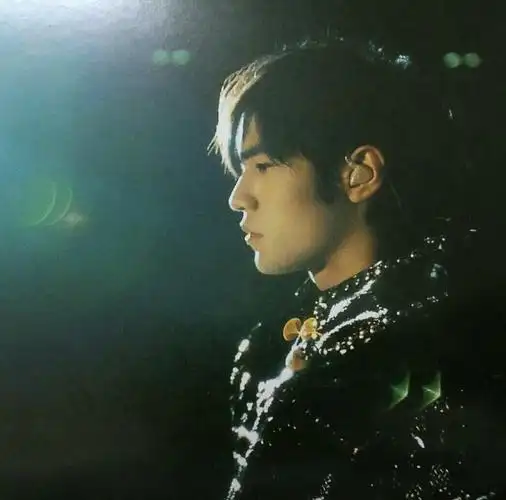 非常非常非常帅,也不理解都说他小眼睛不好看侧脸真的超级优秀啊,眉骨