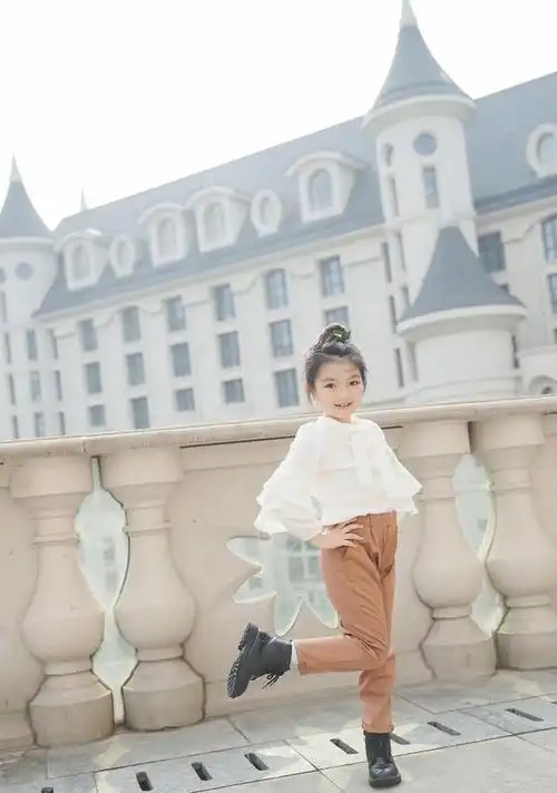 本以为阿拉蕾会长残,8岁近照曝光后,却美得认不出