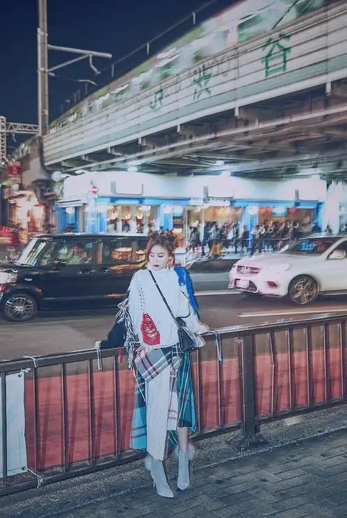 袁姗姗大片曝光 演绎潮酷街头风彰显十足个性