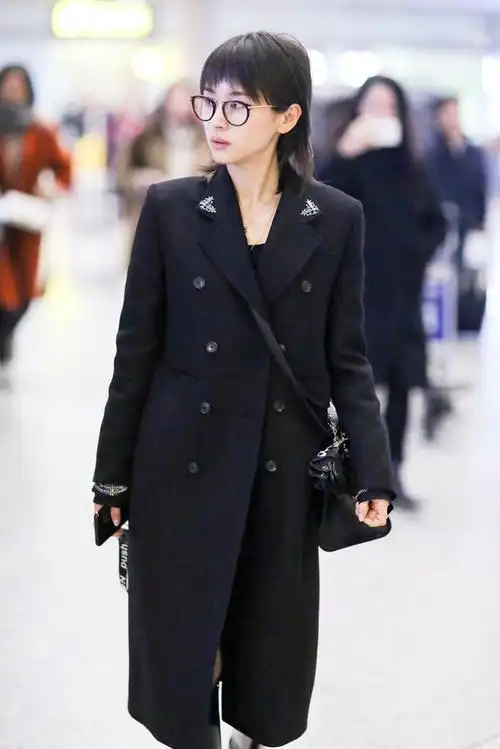 王子文不愧是小个子超模穿黑色大衣骑士靴走机场显高又洋气